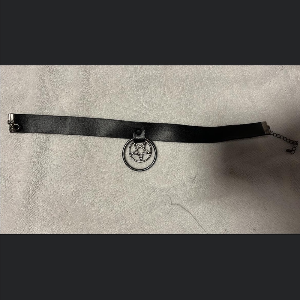 Black leather o ring pentagram choker